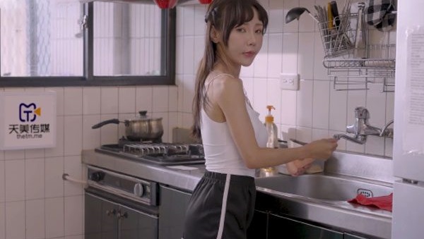 Con gái massage kích dục cho cha dượng khi mẹ nằm viện – Phim sex Vietsub nóng bỏng